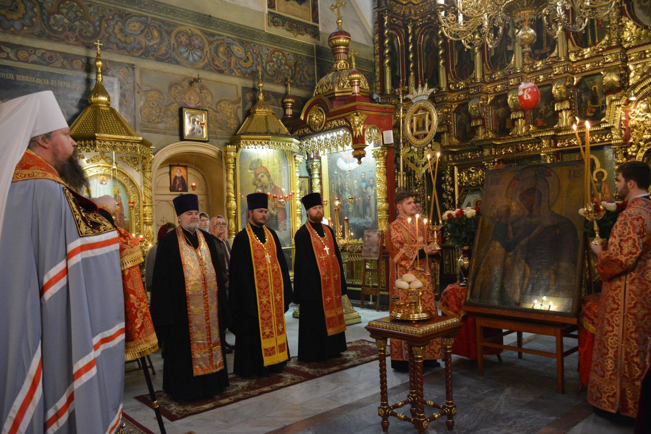 Иерусалимское подворье в москве. Храм Крестовоздвиженский Иерусалимский монастырь. Крестовоздвиженский монастырь Иерусалимской Божьей матери. Иерусалимская икона Божией матери в Иерусалимском подворье в Москве.